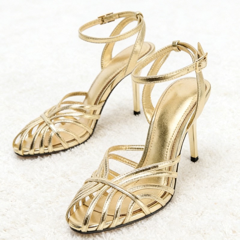 Women Shoes Model - Seksowne złote ażurowe sandały na wysokim