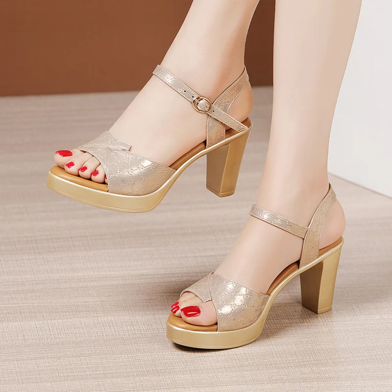 Women Shoes Model - Eleganckie, nowe sandały na platformie z