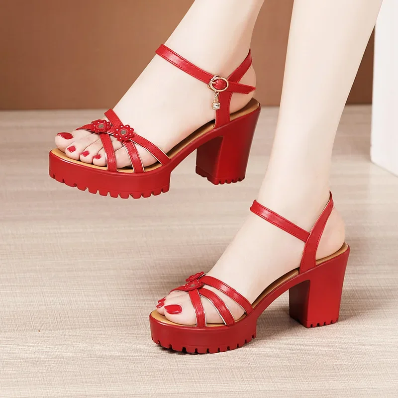 Women Shoes Model - Eleganckie, miękkie skórzane sandały na platformie